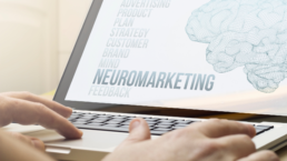 persona che visualizza un computer ed una schermata con la scritta neuromarketing