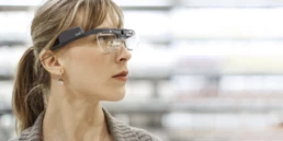 donna con occhiale per il tracciamento visivo all'interno di uno store
